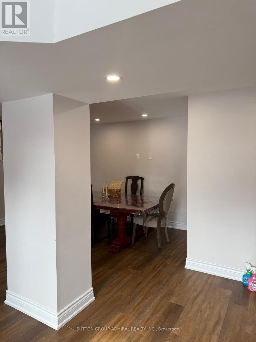 












7 GRAPHIC COURT

,
Toronto (Highland Creek),




Ontario
M1C4X8

