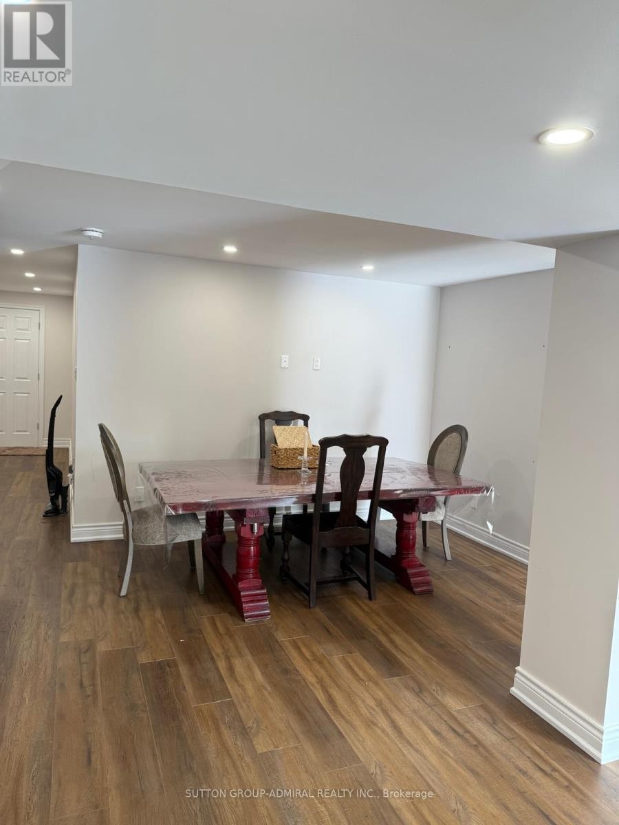 












7 GRAPHIC COURT

,
Toronto (Highland Creek),




Ontario
M1C4X8

