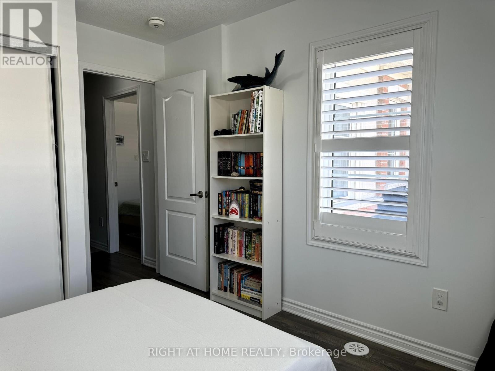 












72 AYERS CRESCENT

,
Toronto (Clairlea-Birchmount),




Ontario
M1L0C4

