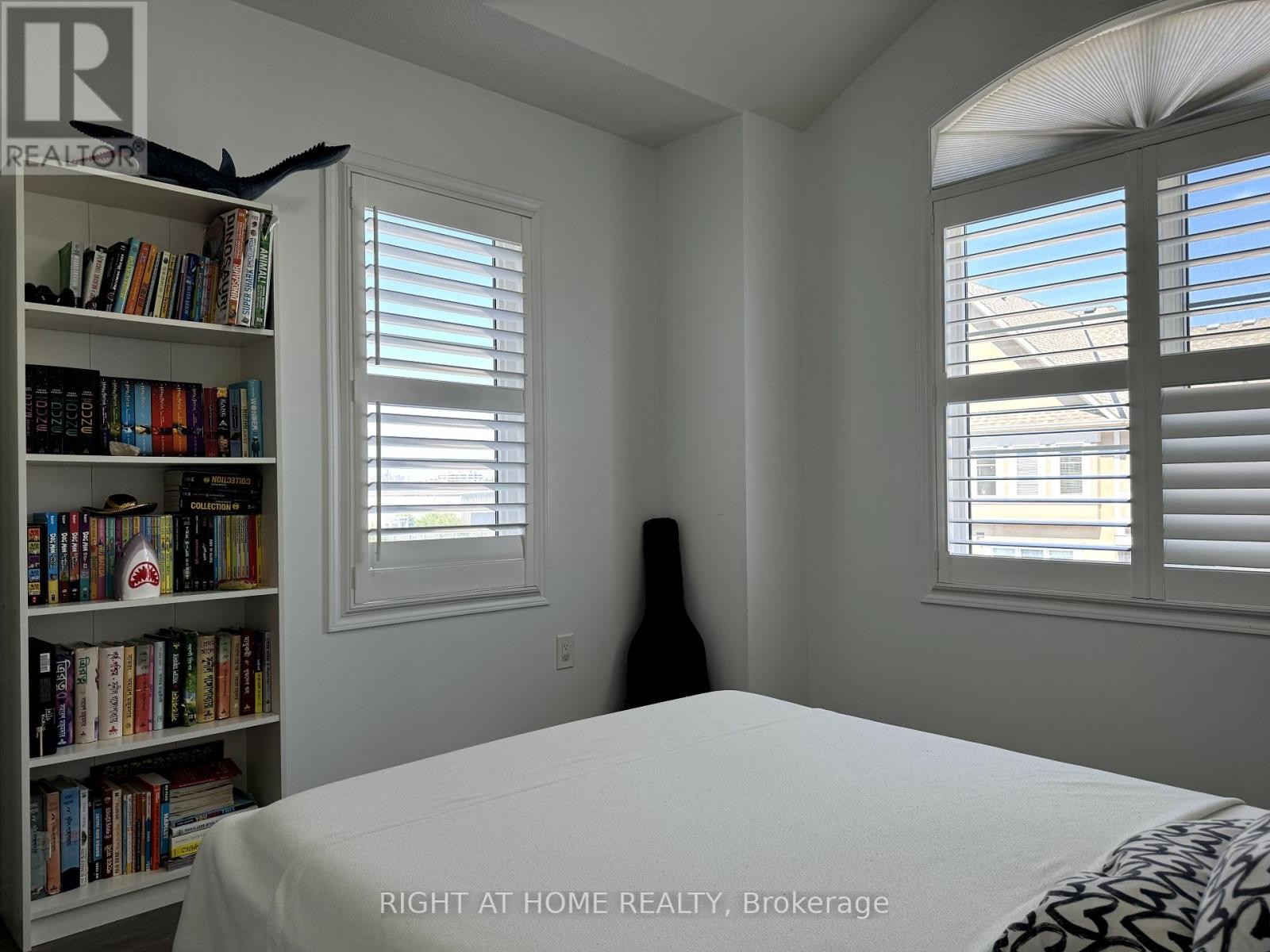 












72 AYERS CRESCENT

,
Toronto (Clairlea-Birchmount),




Ontario
M1L0C4

