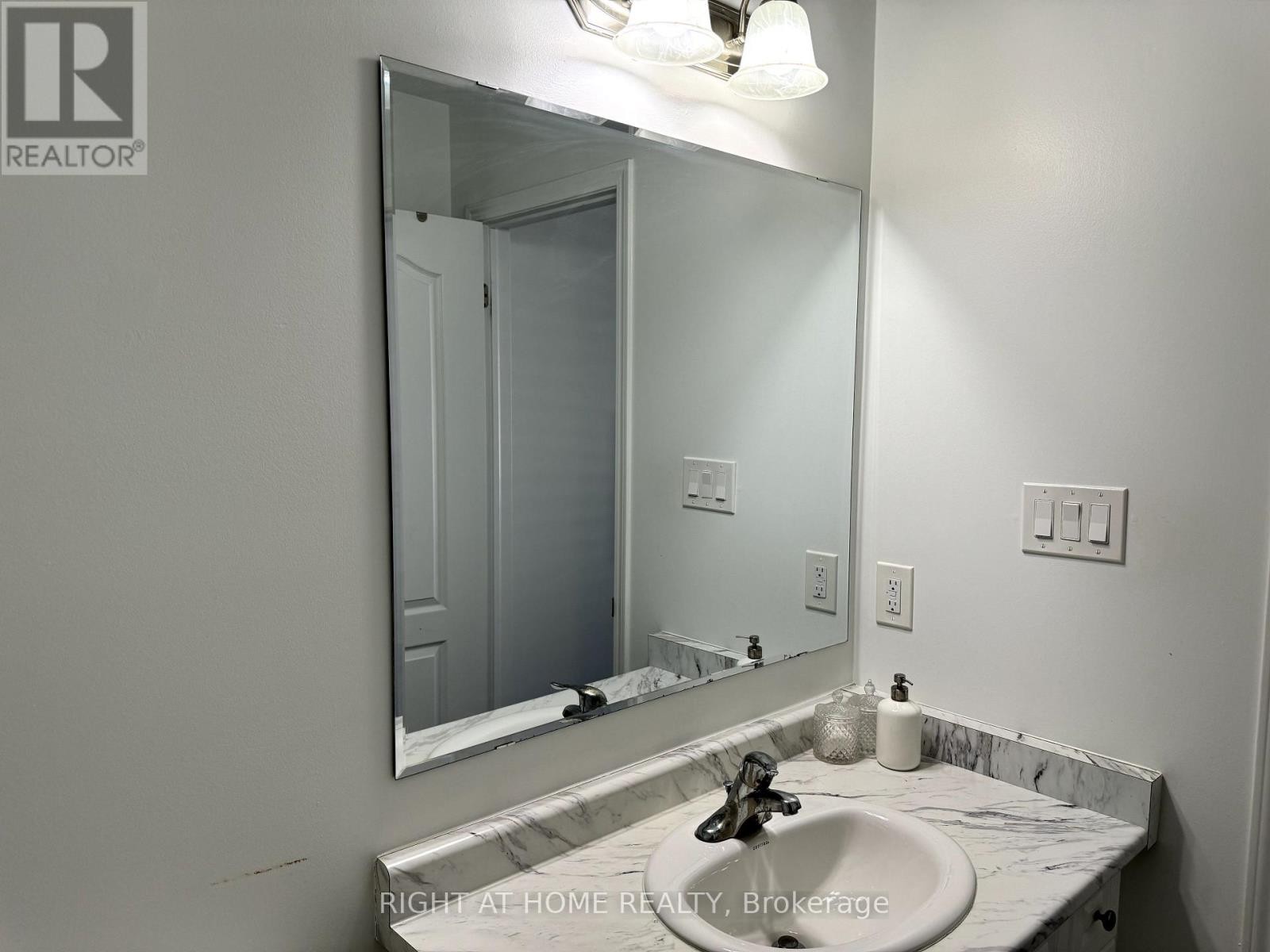 












72 AYERS CRESCENT

,
Toronto (Clairlea-Birchmount),




Ontario
M1L0C4

