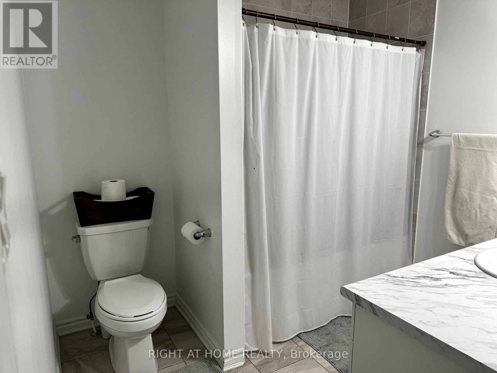 












72 AYERS CRESCENT

,
Toronto (Clairlea-Birchmount),




Ontario
M1L0C4

