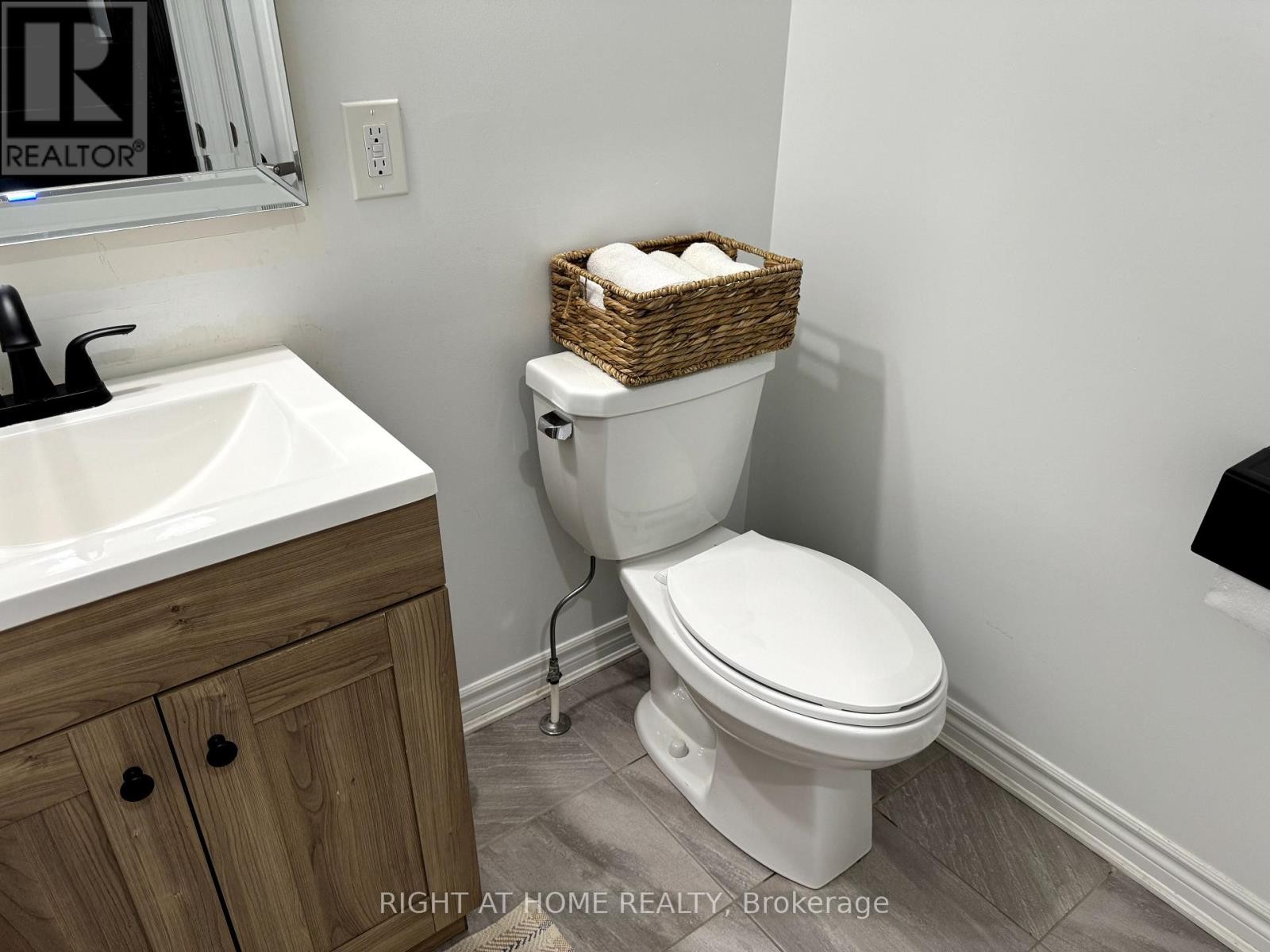 












72 AYERS CRESCENT

,
Toronto (Clairlea-Birchmount),




Ontario
M1L0C4

