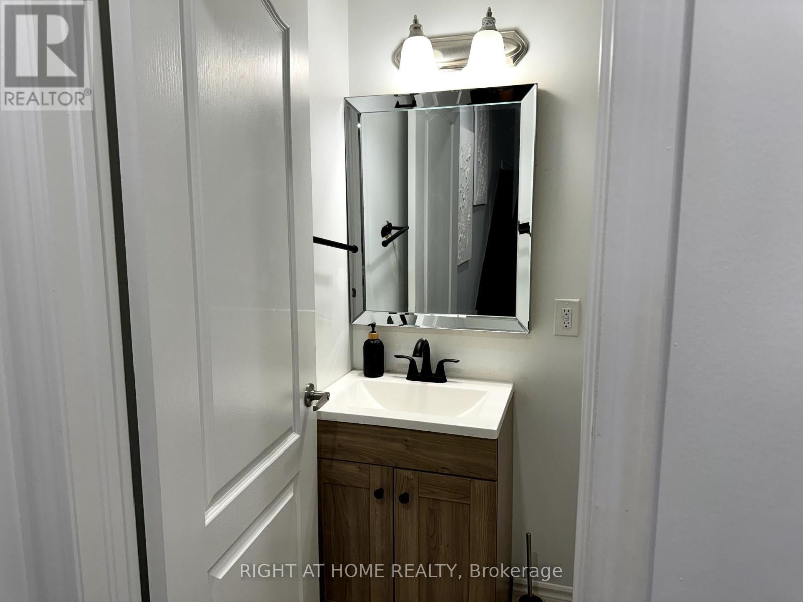 












72 AYERS CRESCENT

,
Toronto (Clairlea-Birchmount),




Ontario
M1L0C4

