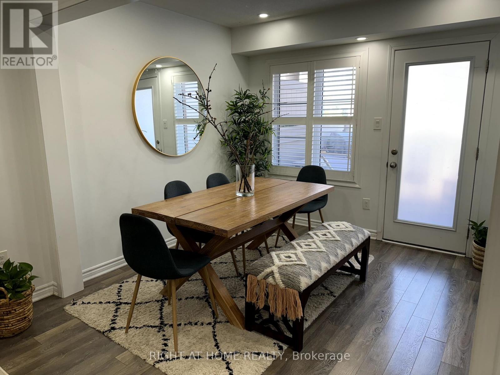 












72 AYERS CRESCENT

,
Toronto (Clairlea-Birchmount),




Ontario
M1L0C4

