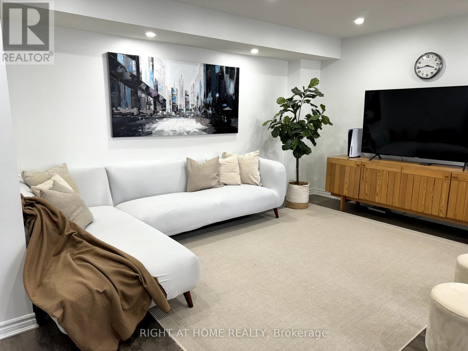 












72 AYERS CRESCENT

,
Toronto (Clairlea-Birchmount),




Ontario
M1L0C4

