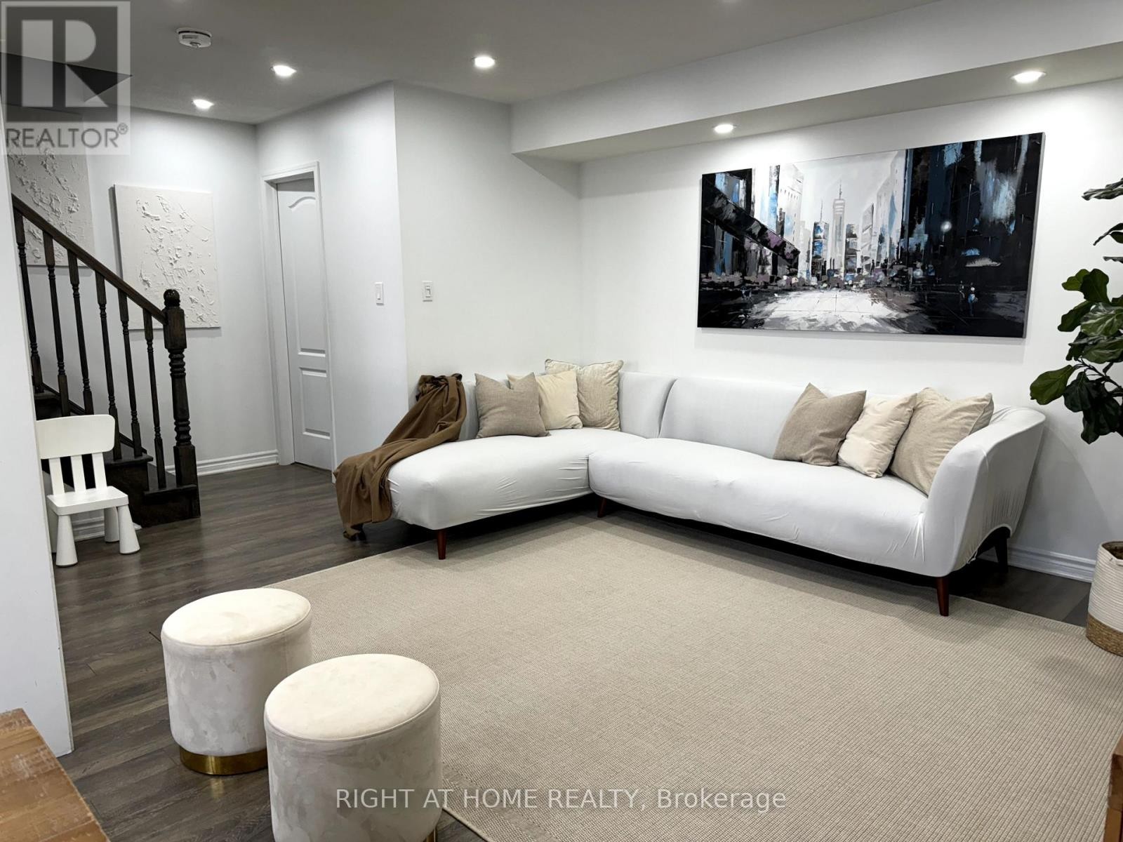 












72 AYERS CRESCENT

,
Toronto (Clairlea-Birchmount),




Ontario
M1L0C4

