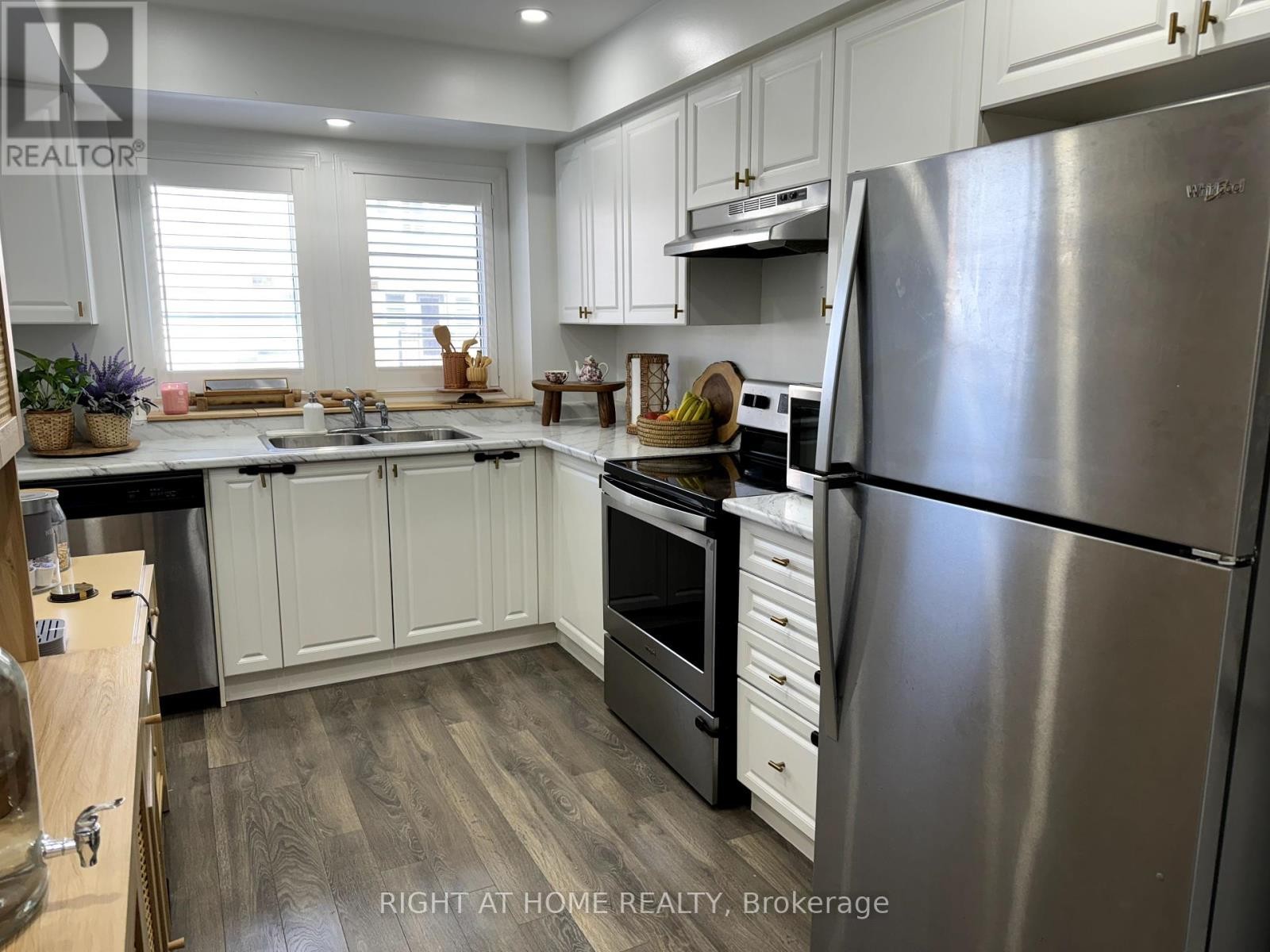 












72 AYERS CRESCENT

,
Toronto (Clairlea-Birchmount),




Ontario
M1L0C4

