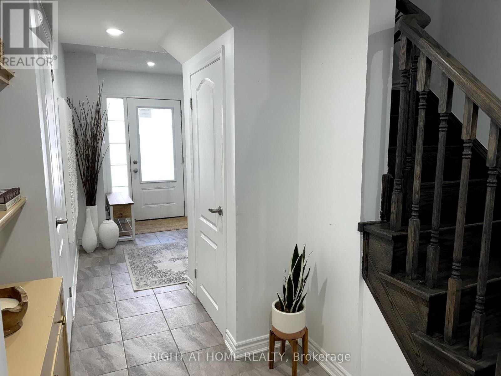 












72 AYERS CRESCENT

,
Toronto (Clairlea-Birchmount),




Ontario
M1L0C4


