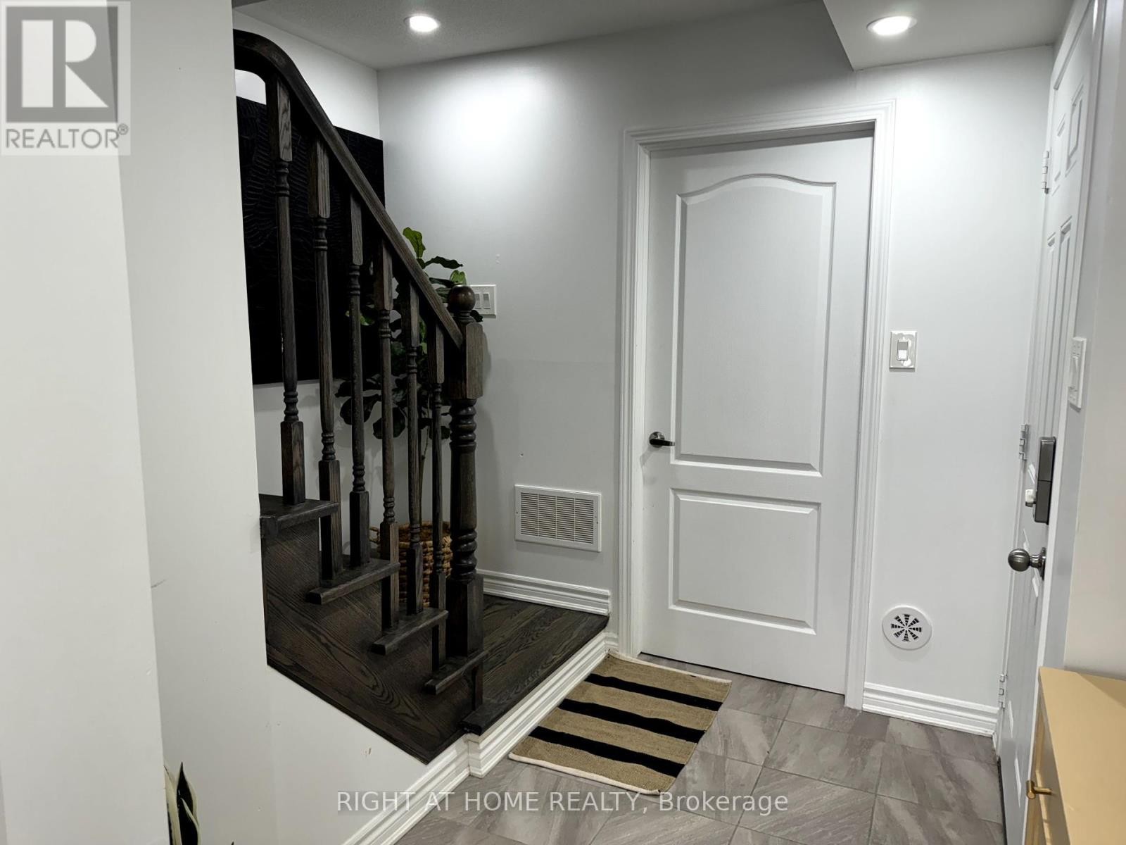 












72 AYERS CRESCENT

,
Toronto (Clairlea-Birchmount),




Ontario
M1L0C4

