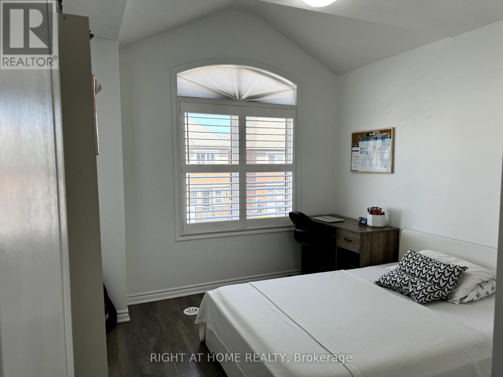 












72 AYERS CRESCENT

,
Toronto (Clairlea-Birchmount),




Ontario
M1L0C4

