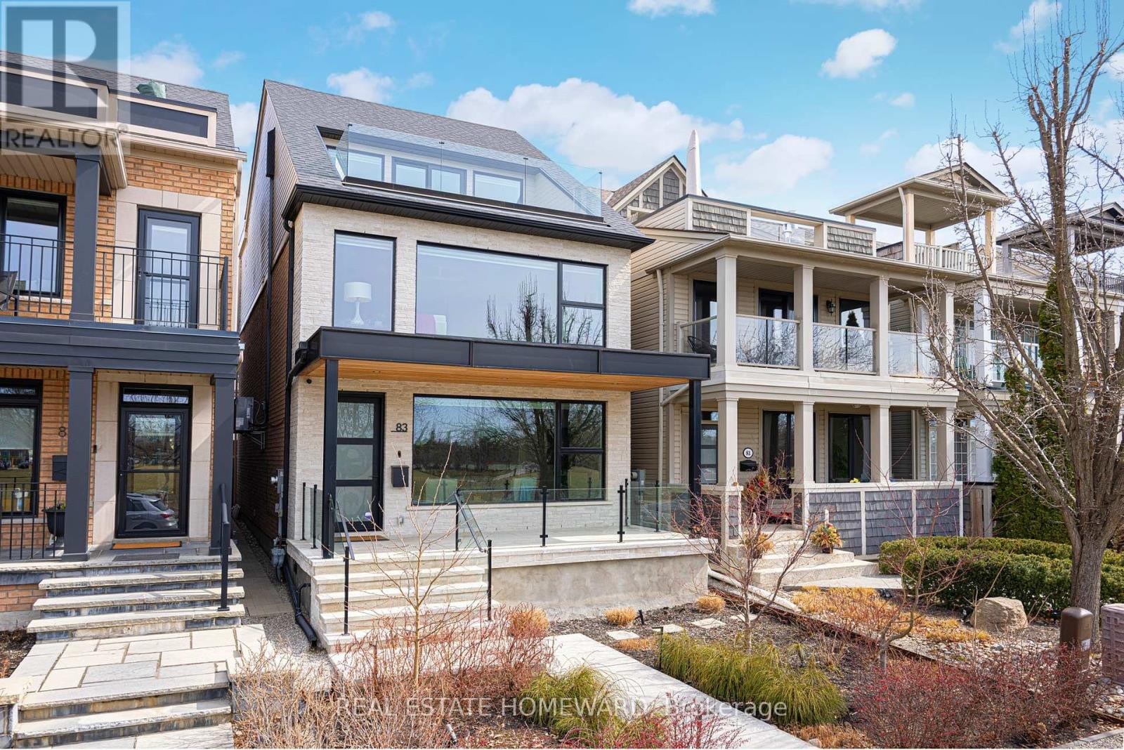












83 NORTHERN DANCER BOULEVARD

,
Toronto (The Beaches),




Ontario
M4L3Z8

