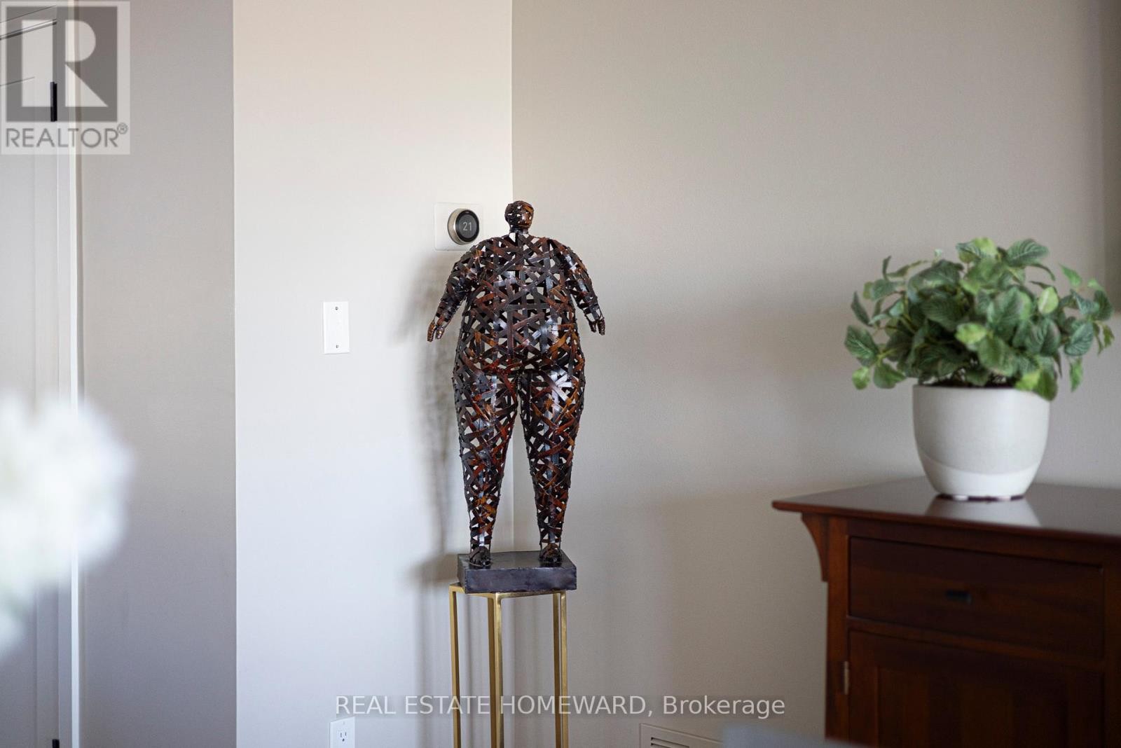 












83 NORTHERN DANCER BOULEVARD

,
Toronto (The Beaches),




Ontario
M4L3Z8

