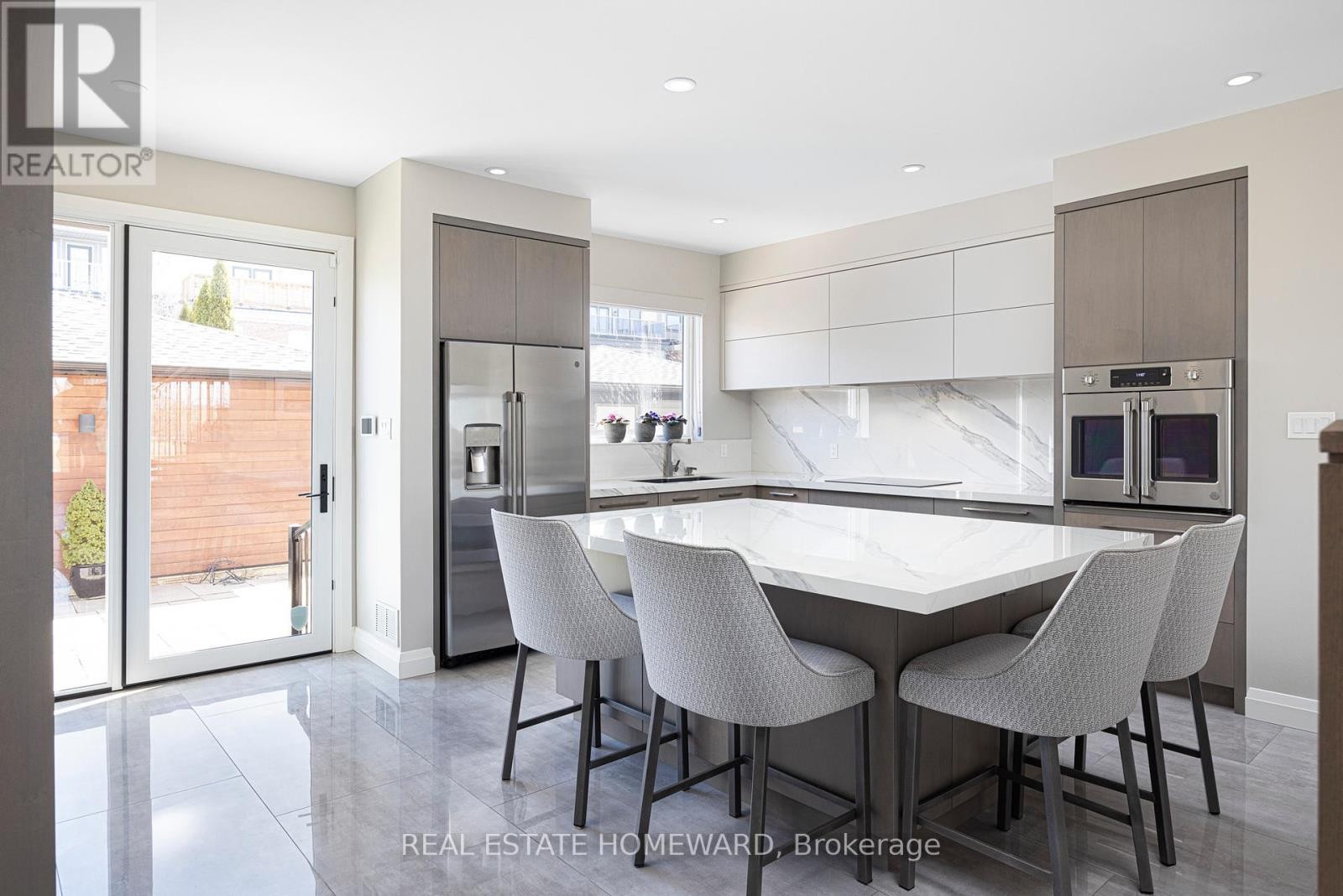 












83 NORTHERN DANCER BOULEVARD

,
Toronto (The Beaches),




Ontario
M4L3Z8

