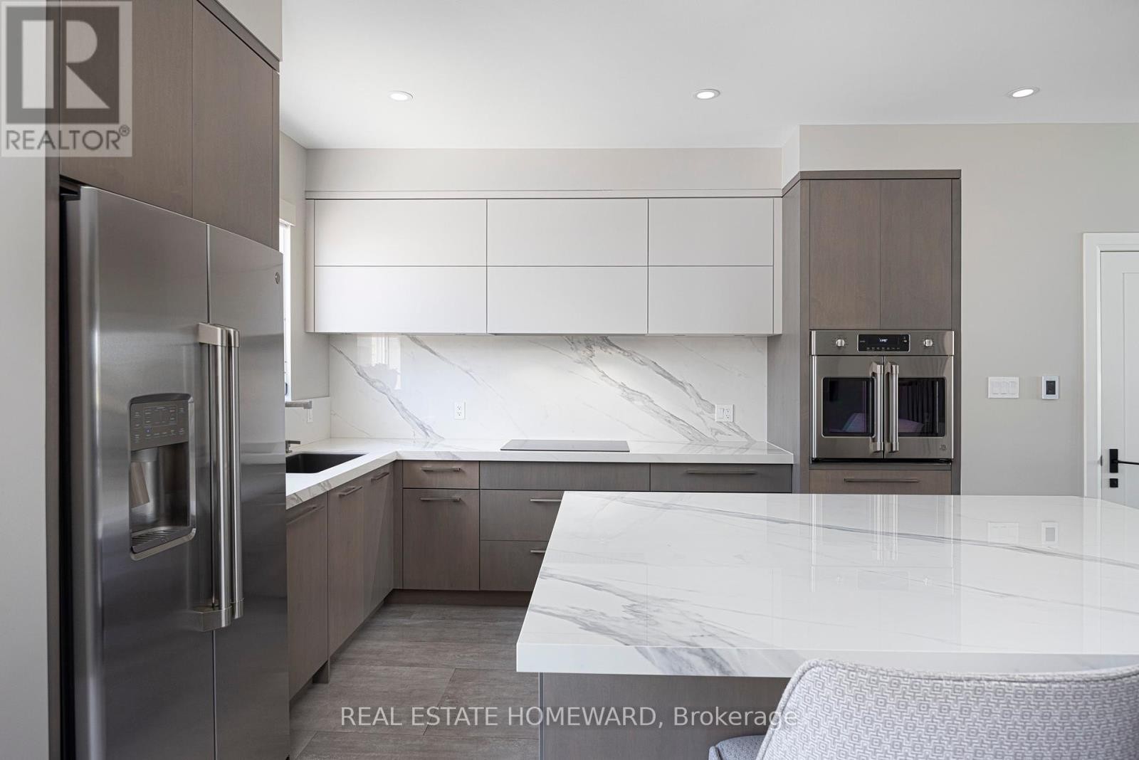 












83 NORTHERN DANCER BOULEVARD

,
Toronto (The Beaches),




Ontario
M4L3Z8

