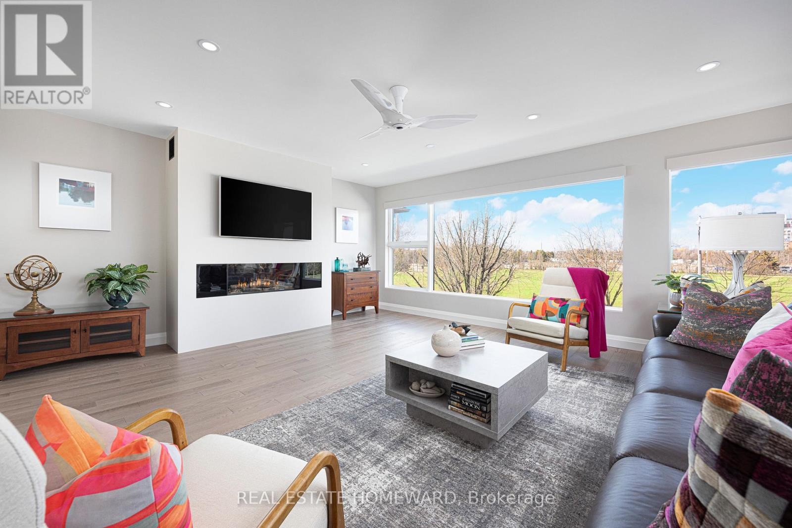 












83 NORTHERN DANCER BOULEVARD

,
Toronto (The Beaches),




Ontario
M4L3Z8


