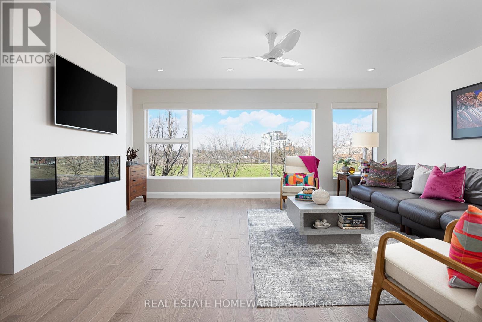 












83 NORTHERN DANCER BOULEVARD

,
Toronto (The Beaches),




Ontario
M4L3Z8

