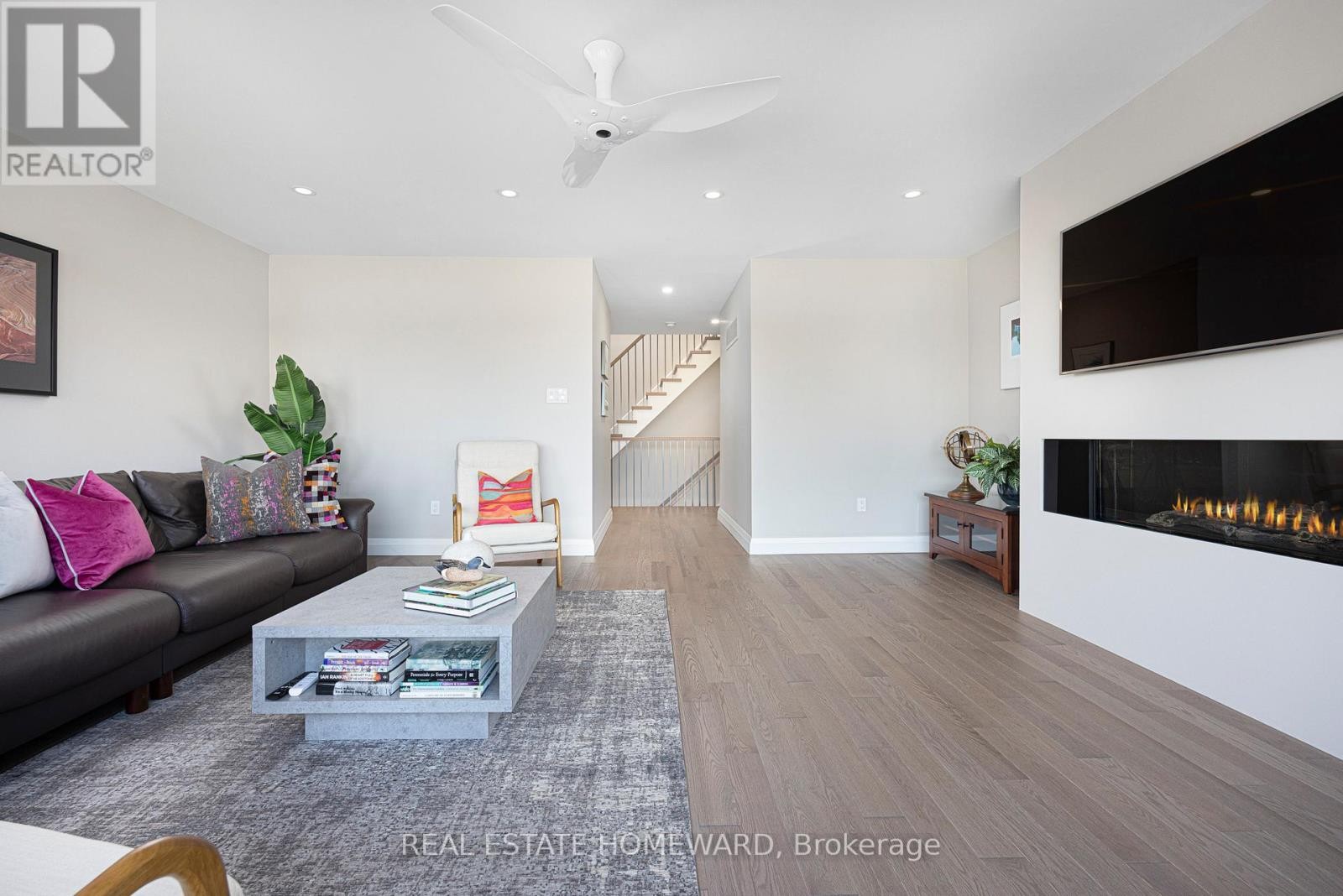 












83 NORTHERN DANCER BOULEVARD

,
Toronto (The Beaches),




Ontario
M4L3Z8

