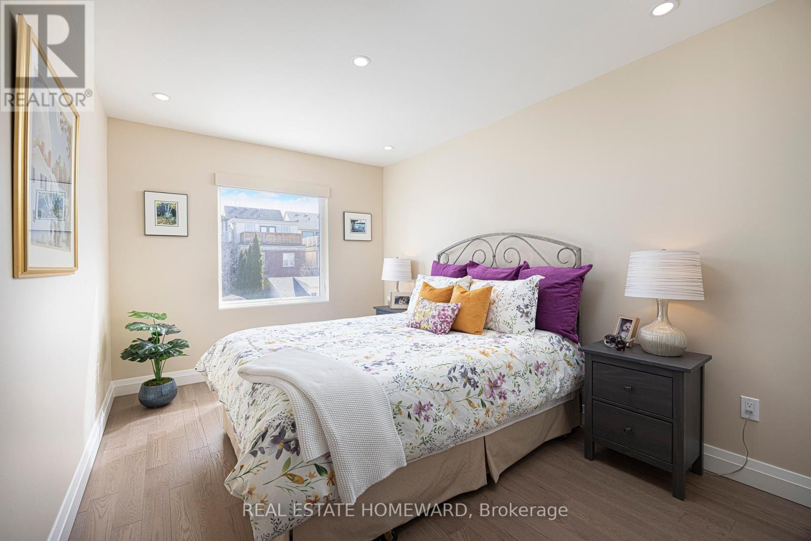 












83 NORTHERN DANCER BOULEVARD

,
Toronto (The Beaches),




Ontario
M4L3Z8

