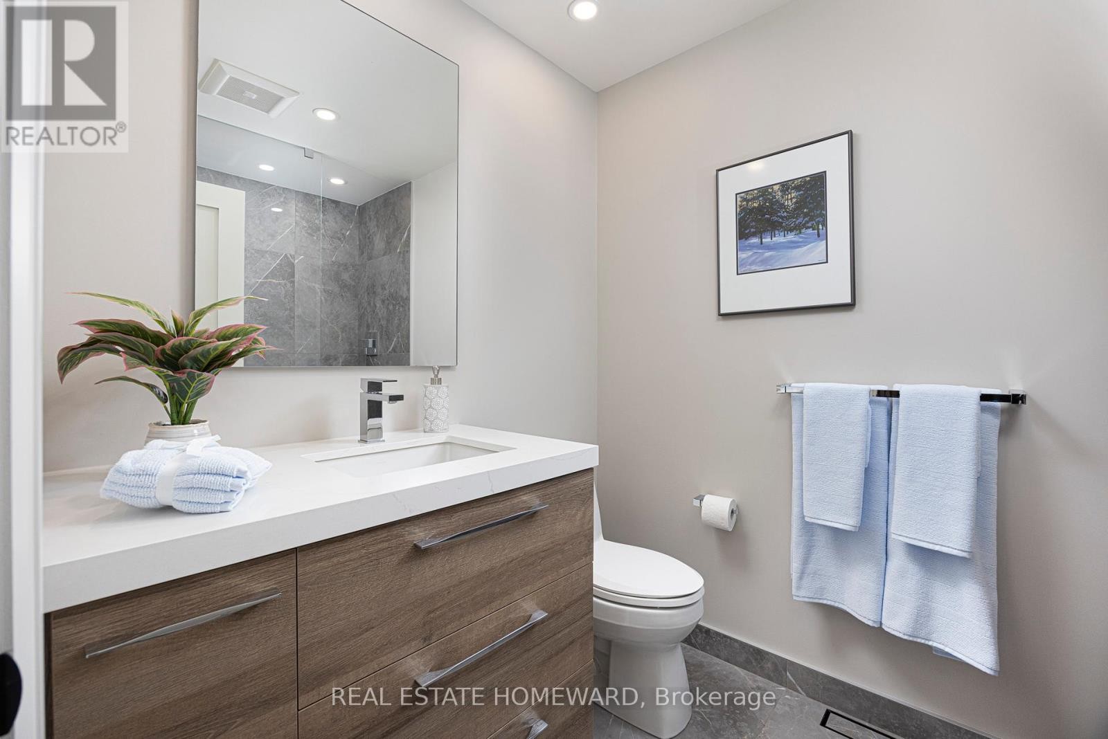 












83 NORTHERN DANCER BOULEVARD

,
Toronto (The Beaches),




Ontario
M4L3Z8

