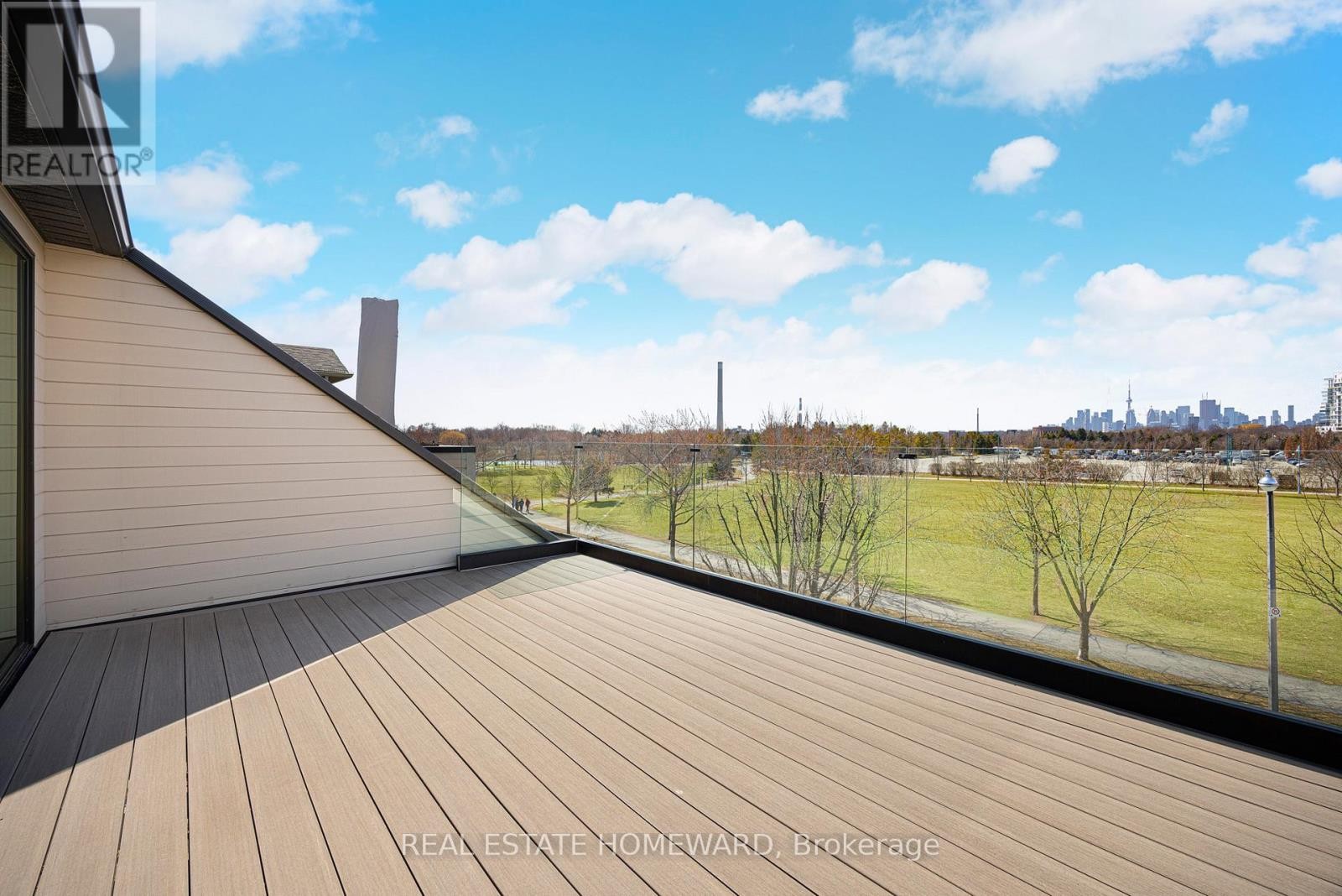 












83 NORTHERN DANCER BOULEVARD

,
Toronto (The Beaches),




Ontario
M4L3Z8

