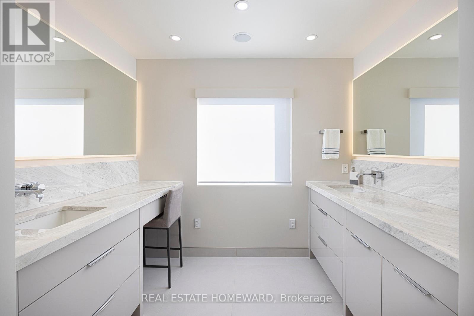 












83 NORTHERN DANCER BOULEVARD

,
Toronto (The Beaches),




Ontario
M4L3Z8


