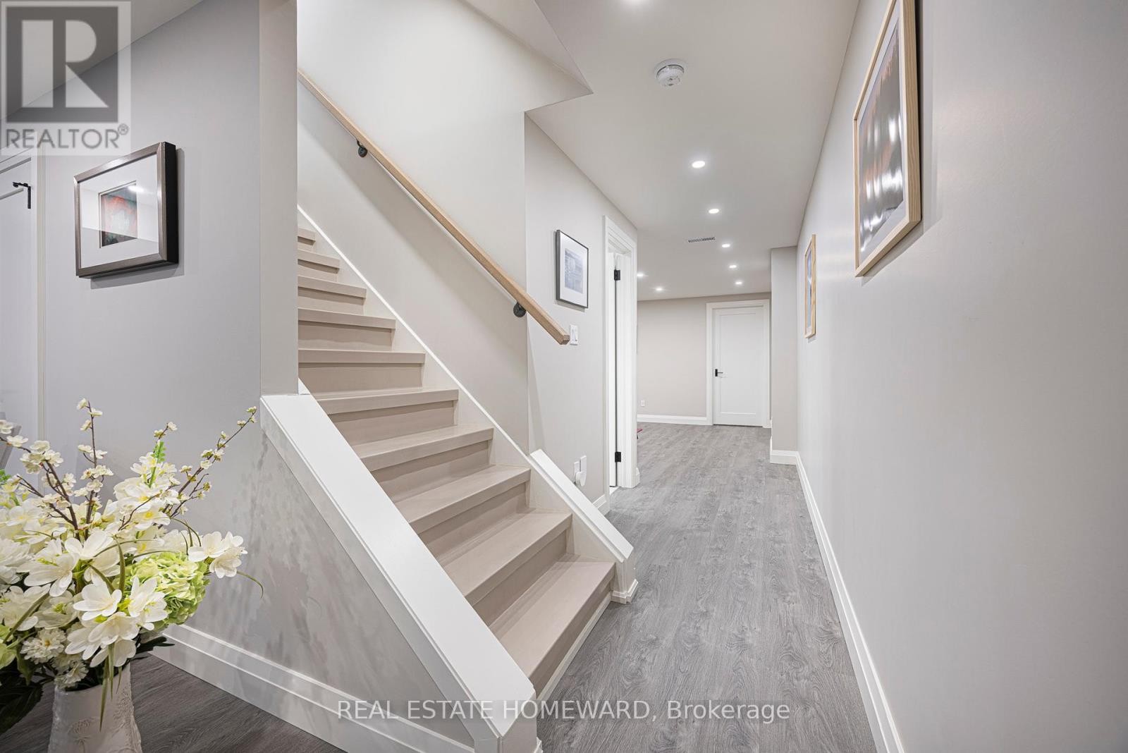 












83 NORTHERN DANCER BOULEVARD

,
Toronto (The Beaches),




Ontario
M4L3Z8


