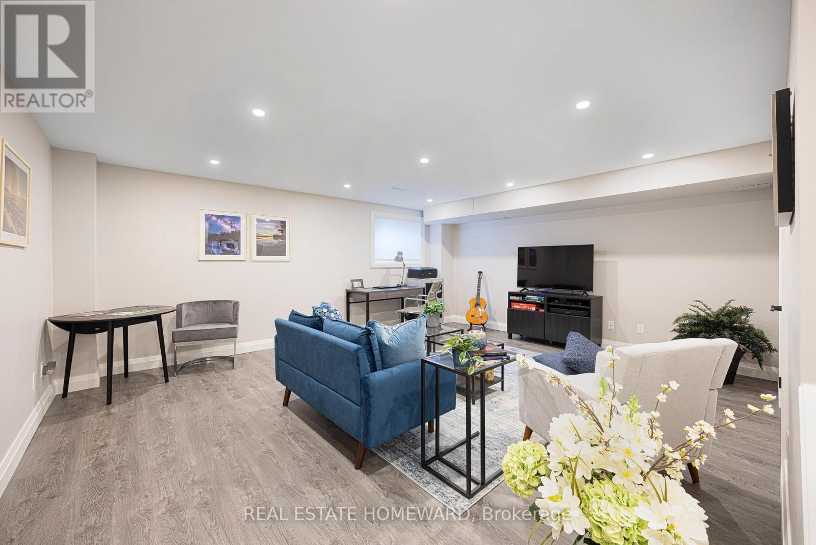 












83 NORTHERN DANCER BOULEVARD

,
Toronto (The Beaches),




Ontario
M4L3Z8

