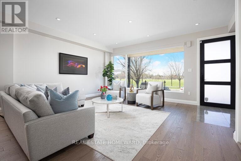 












83 NORTHERN DANCER BOULEVARD

,
Toronto (The Beaches),




Ontario
M4L3Z8


