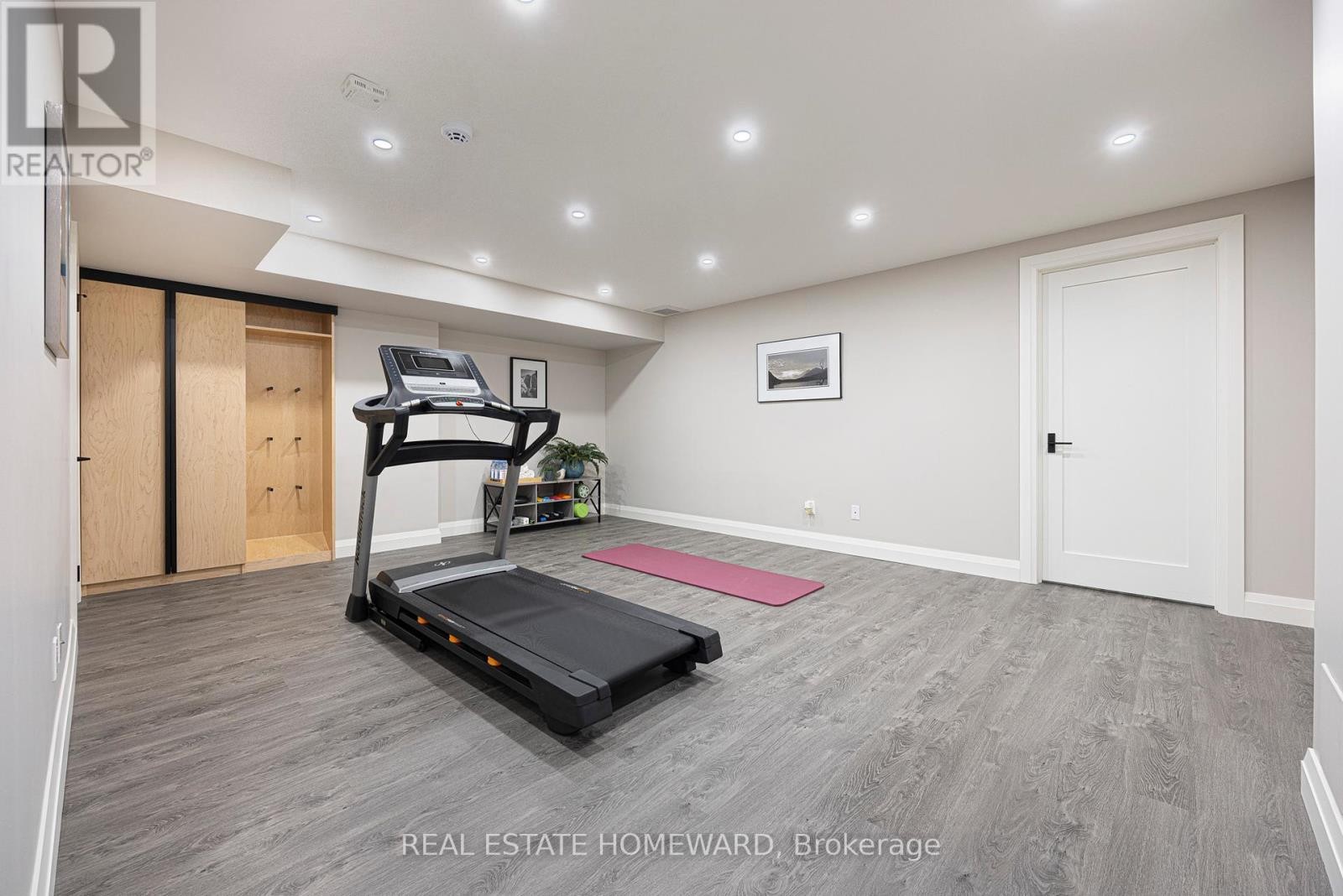 












83 NORTHERN DANCER BOULEVARD

,
Toronto (The Beaches),




Ontario
M4L3Z8

