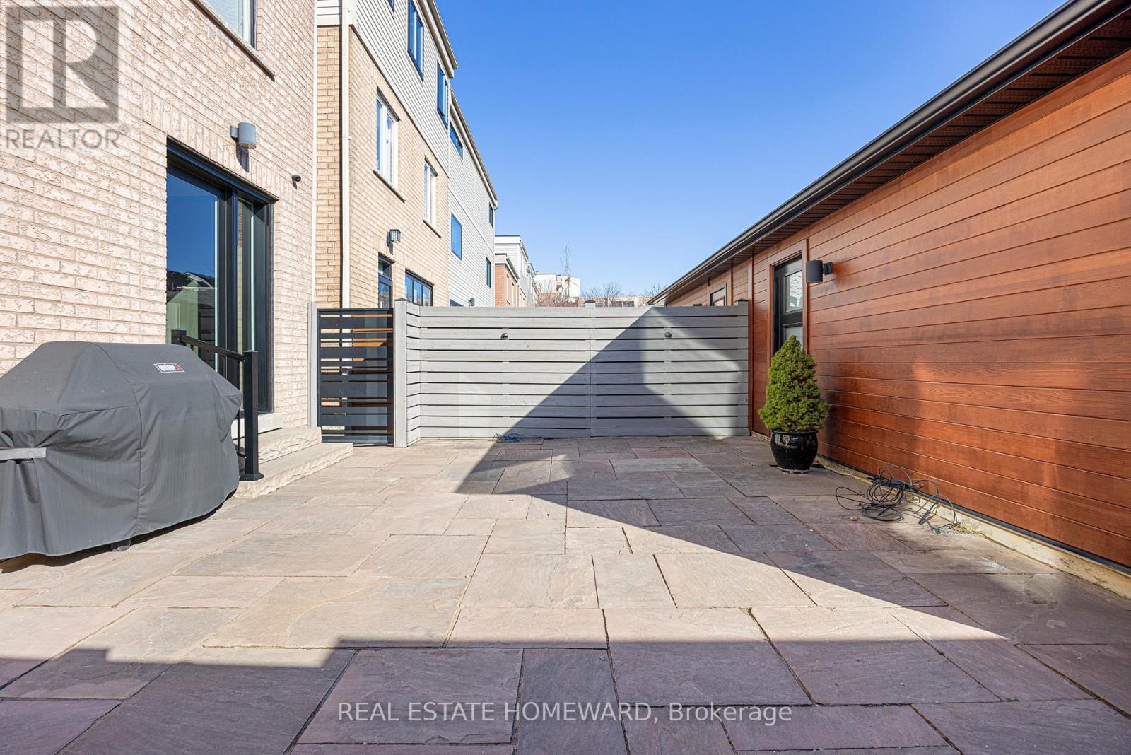 












83 NORTHERN DANCER BOULEVARD

,
Toronto (The Beaches),




Ontario
M4L3Z8

