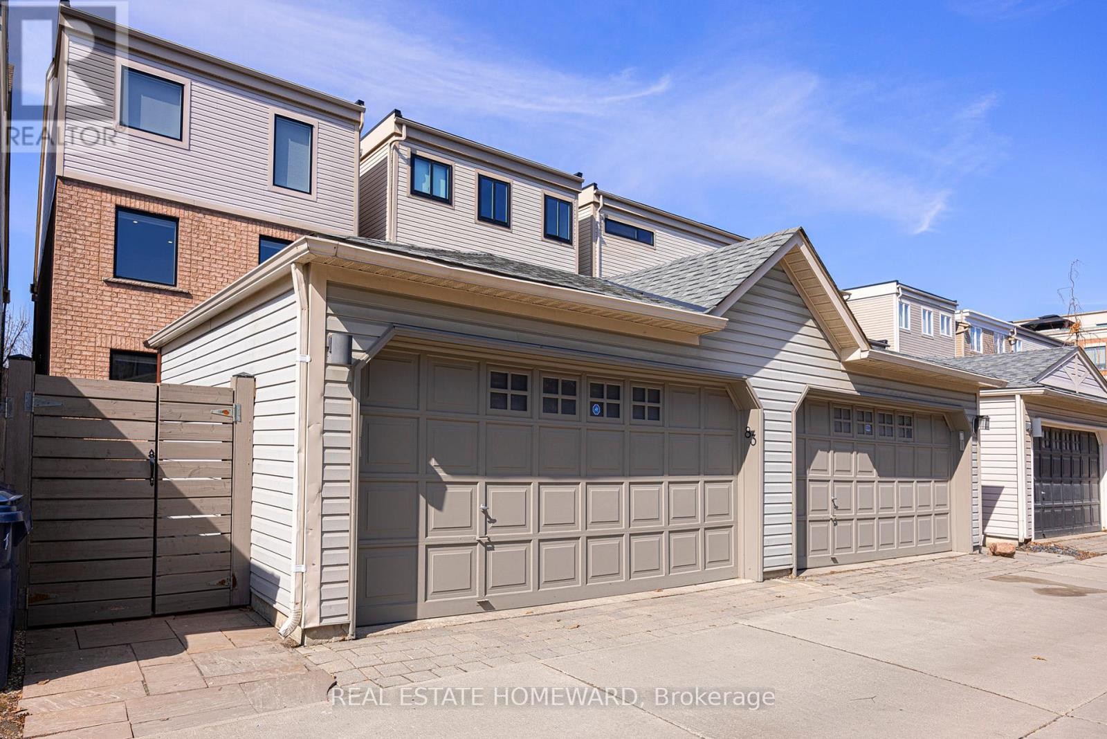 












83 NORTHERN DANCER BOULEVARD

,
Toronto (The Beaches),




Ontario
M4L3Z8


