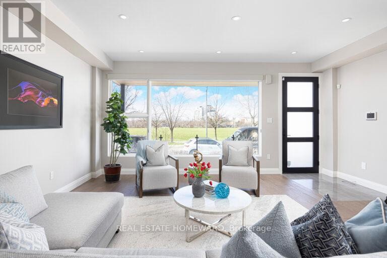 












83 NORTHERN DANCER BOULEVARD

,
Toronto (The Beaches),




Ontario
M4L3Z8

