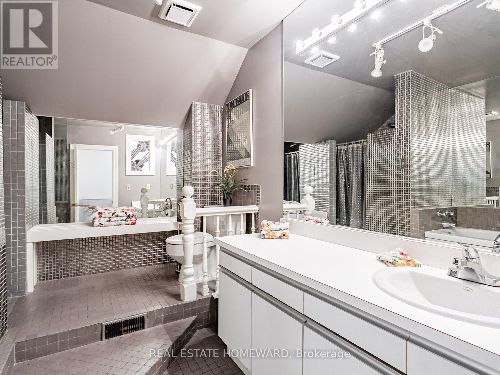 












39 WOLFREY AVENUE

,
Toronto (North Riverdale),




Ontario
M4K1K9

