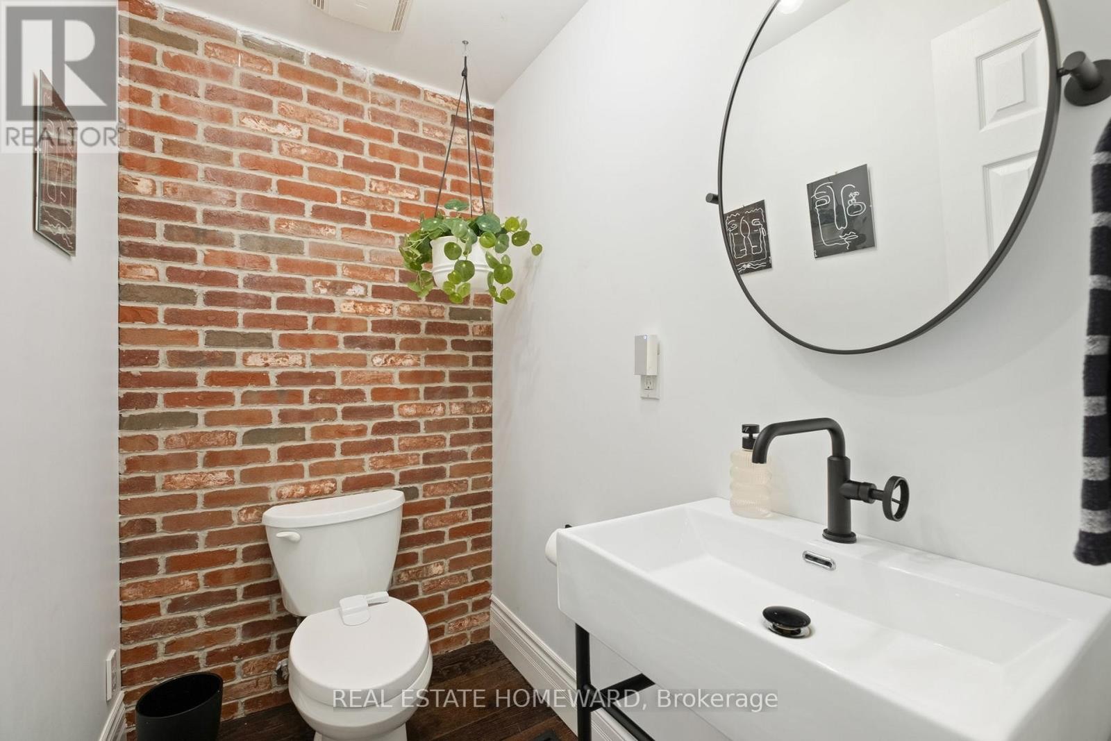 












58 COLUMBINE AVENUE

,
Toronto (The Beaches),




Ontario
M4L1P5

