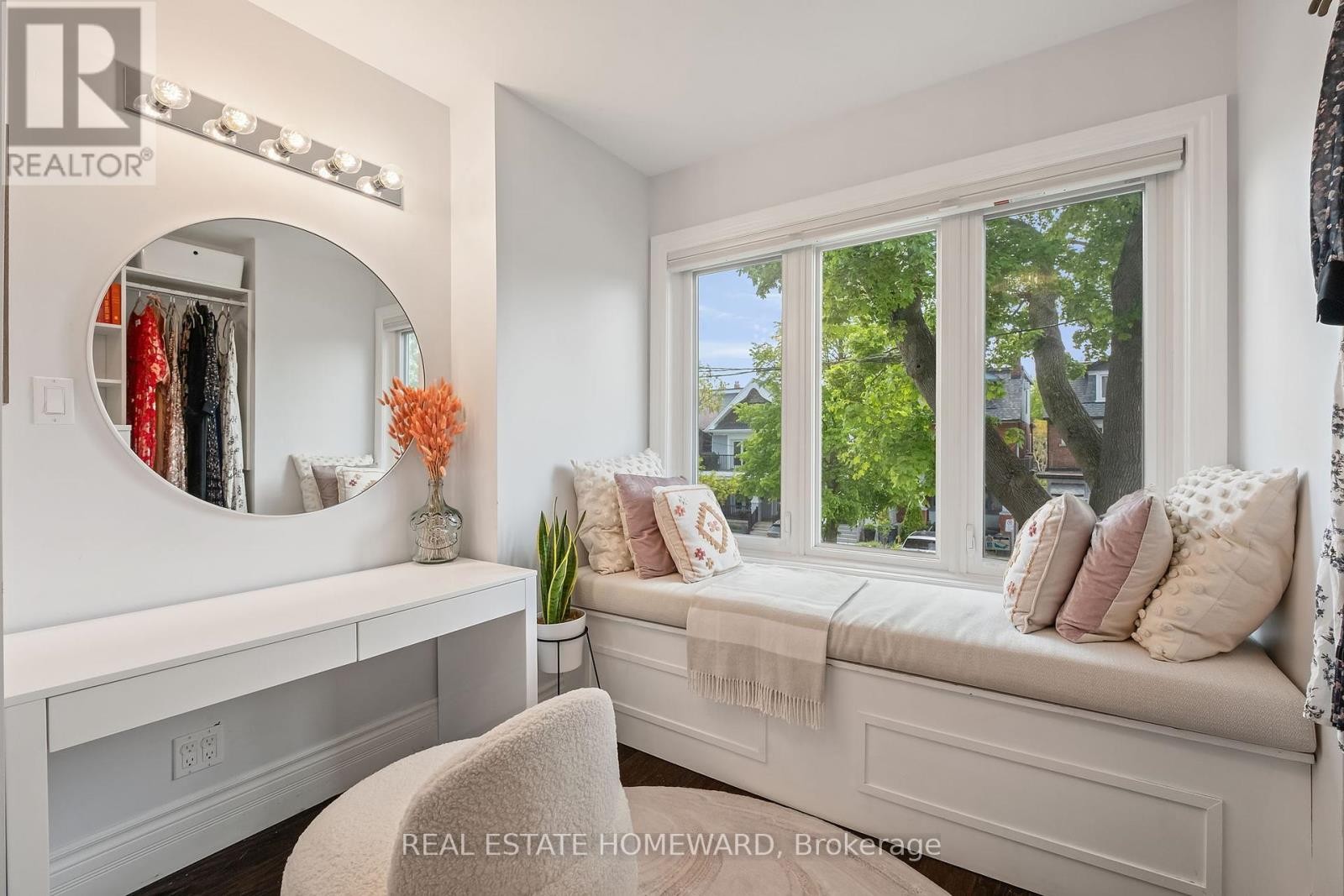 












58 COLUMBINE AVENUE

,
Toronto (The Beaches),




Ontario
M4L1P5

