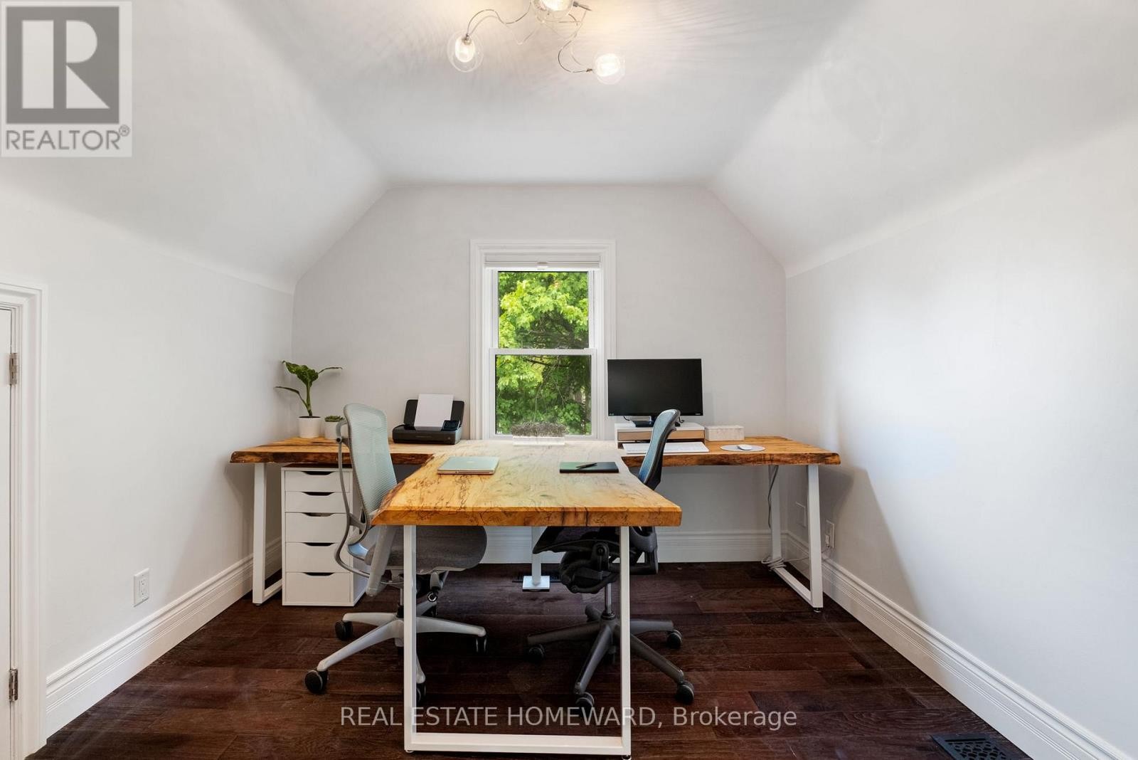 












58 COLUMBINE AVENUE

,
Toronto (The Beaches),




Ontario
M4L1P5

