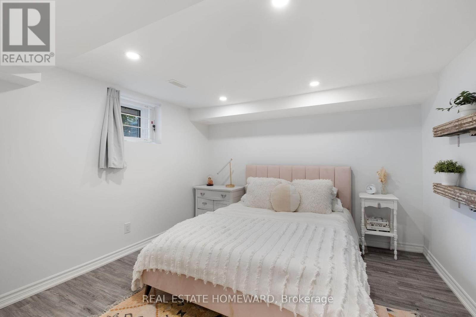 












58 COLUMBINE AVENUE

,
Toronto (The Beaches),




Ontario
M4L1P5

