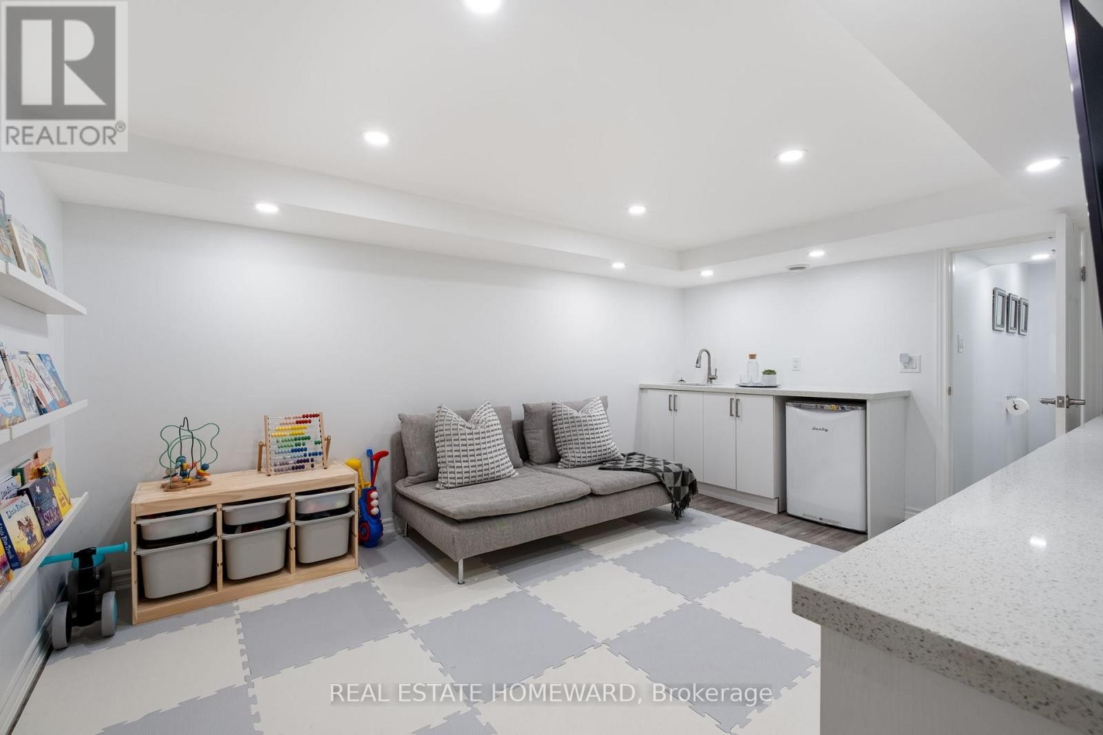 












58 COLUMBINE AVENUE

,
Toronto (The Beaches),




Ontario
M4L1P5

