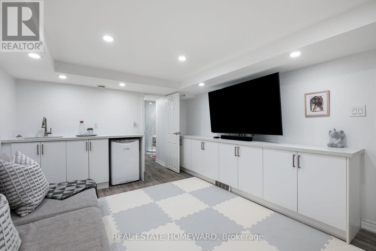 












58 COLUMBINE AVENUE

,
Toronto (The Beaches),




Ontario
M4L1P5

