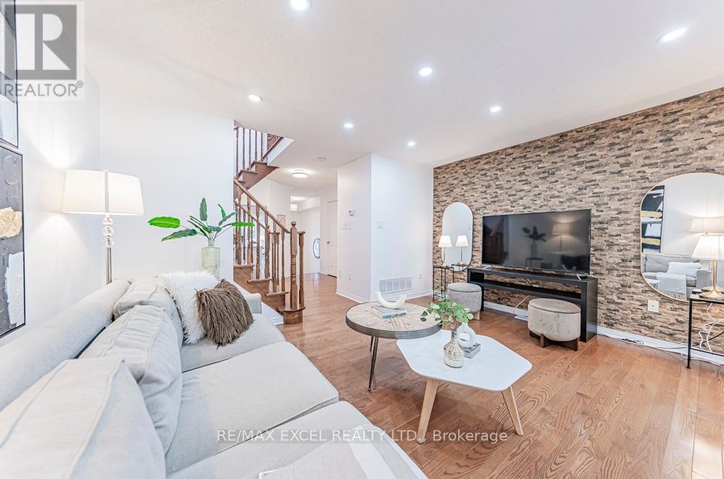 












71A MONTEZUMA TRAIL

,
Toronto (Agincourt North),




Ontario
M1V1K4

