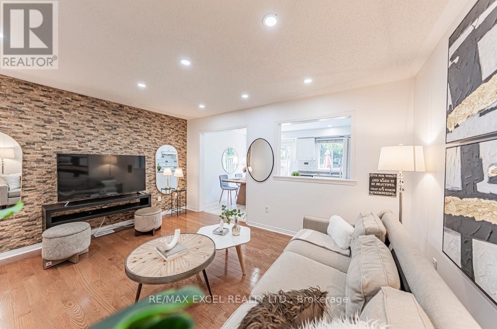 












71A MONTEZUMA TRAIL

,
Toronto (Agincourt North),




Ontario
M1V1K4

