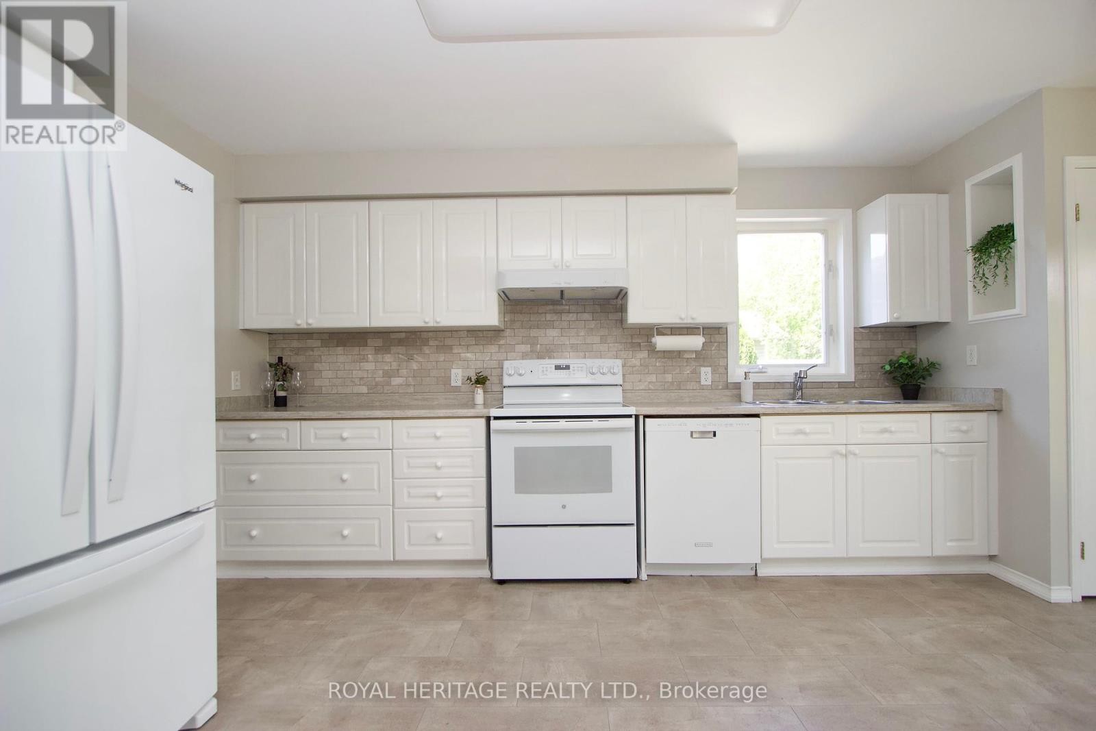 












17 FAIRWAY DRIVE

,
Clarington (Newcastle),




Ontario
L1B1B3

