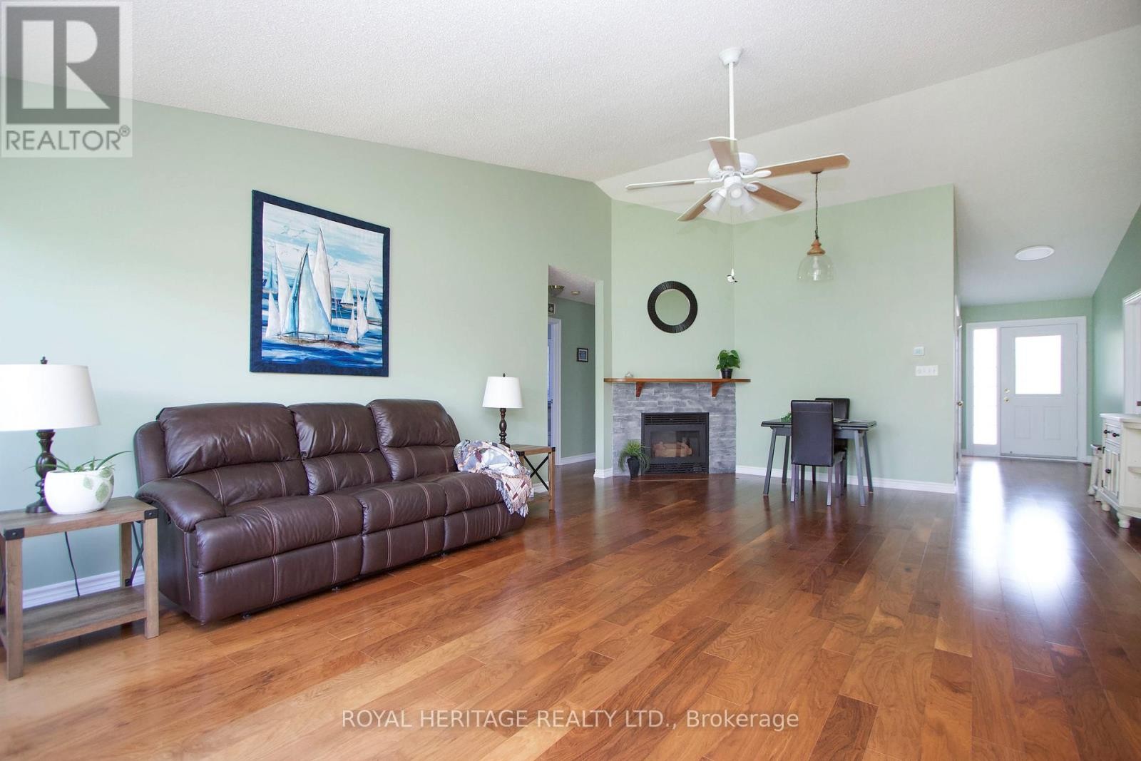 












17 FAIRWAY DRIVE

,
Clarington (Newcastle),




Ontario
L1B1B3

