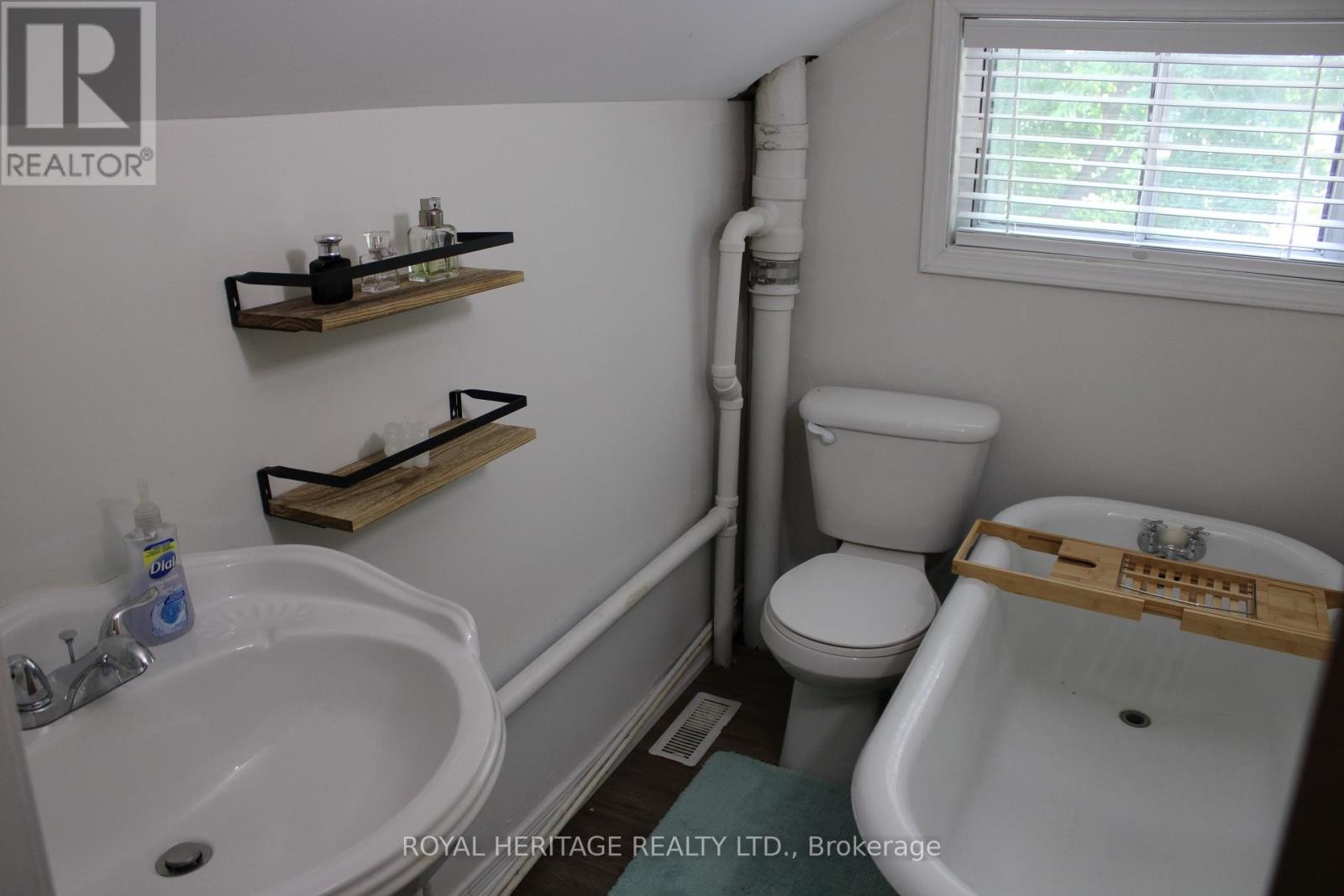












228 COURT STREET

,
Oshawa (Central),




Ontario
L1H4W7

