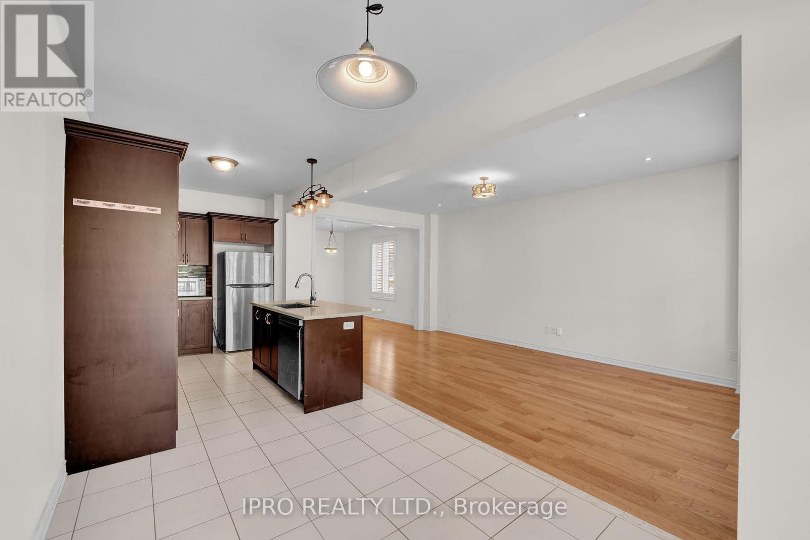












128 BRIDLEWOOD BOULEVARD

,
Whitby (Rolling Acres),




Ontario
L1R0N2


