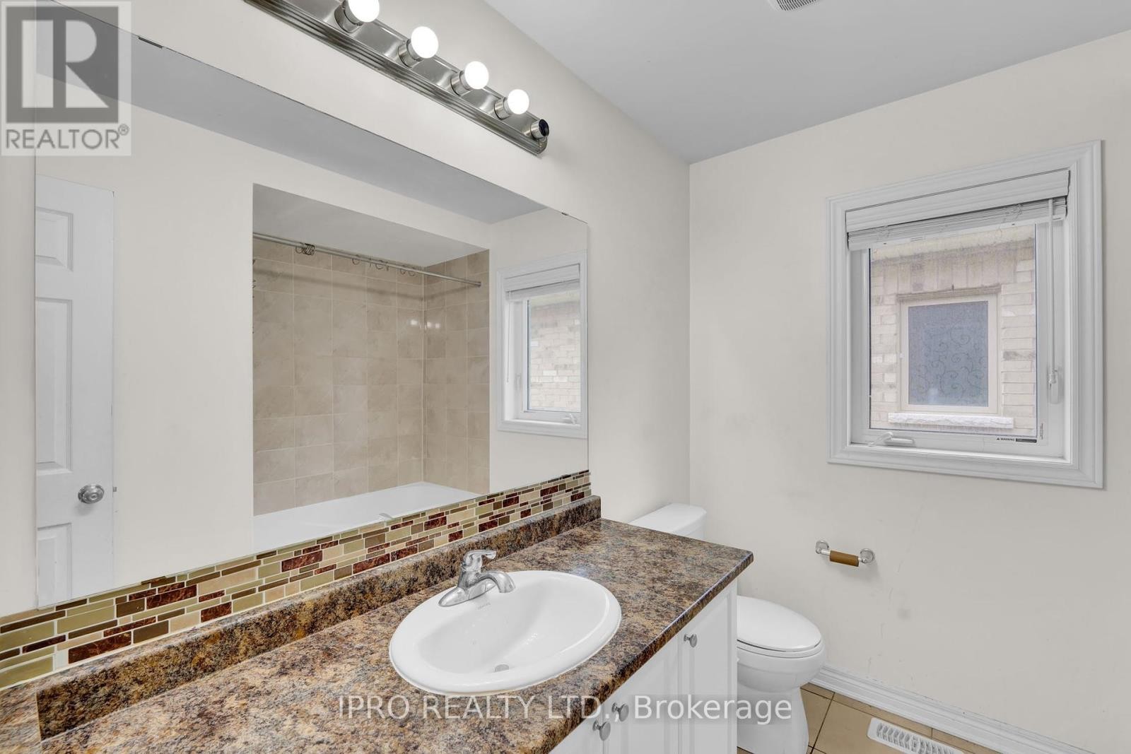












128 BRIDLEWOOD BOULEVARD

,
Whitby (Rolling Acres),




Ontario
L1R0N2

