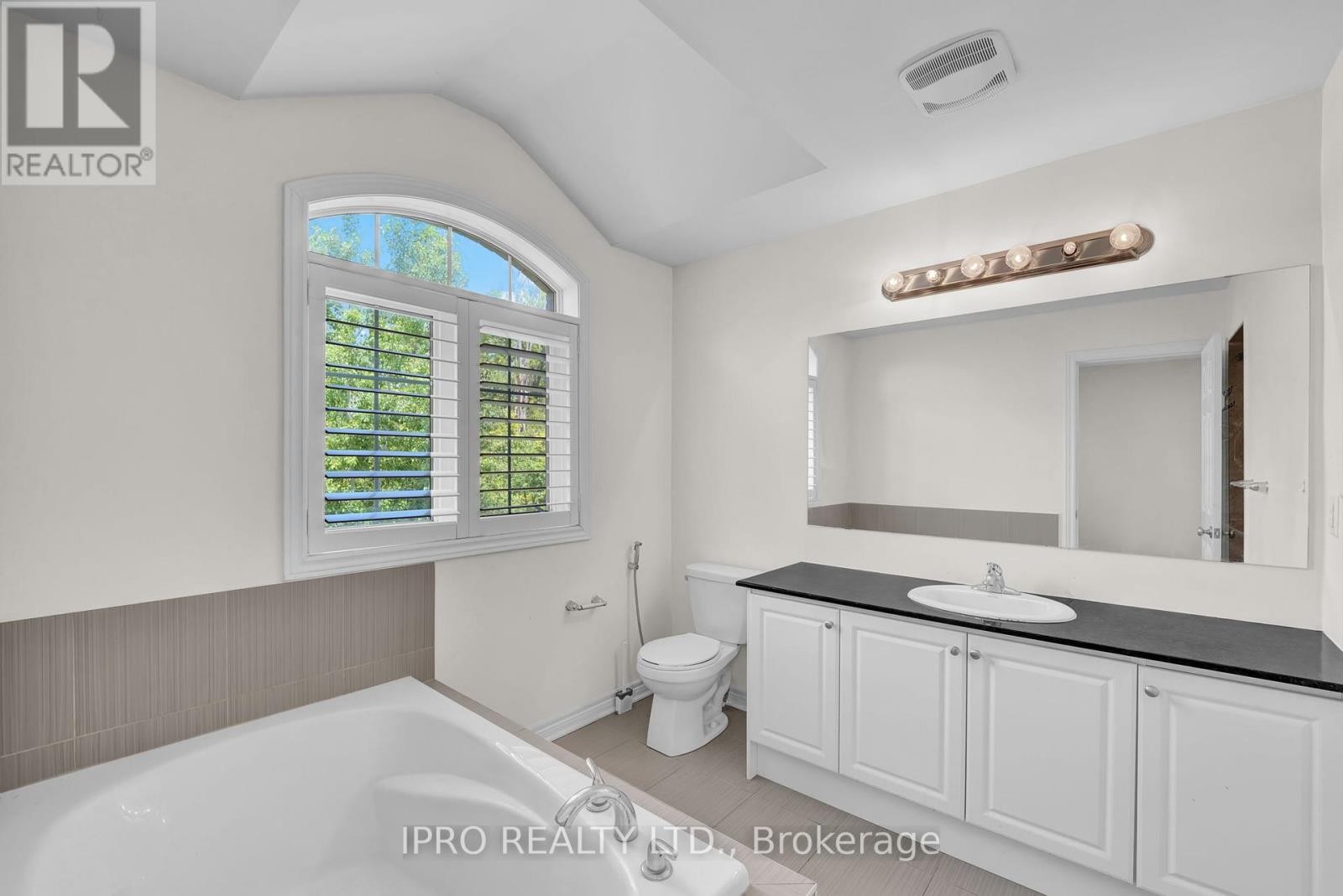 












128 BRIDLEWOOD BOULEVARD

,
Whitby (Rolling Acres),




Ontario
L1R0N2

