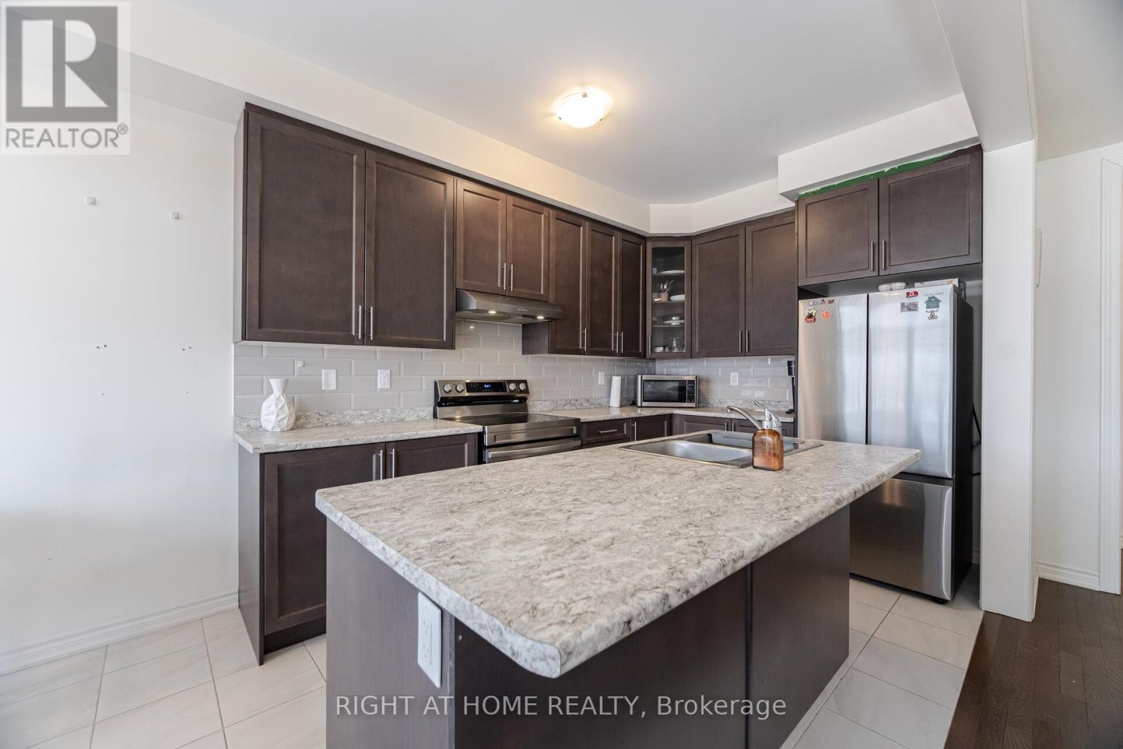 












1247 REXTON DRIVE

,
Oshawa (Kedron),




Ontario
L1L0T3

