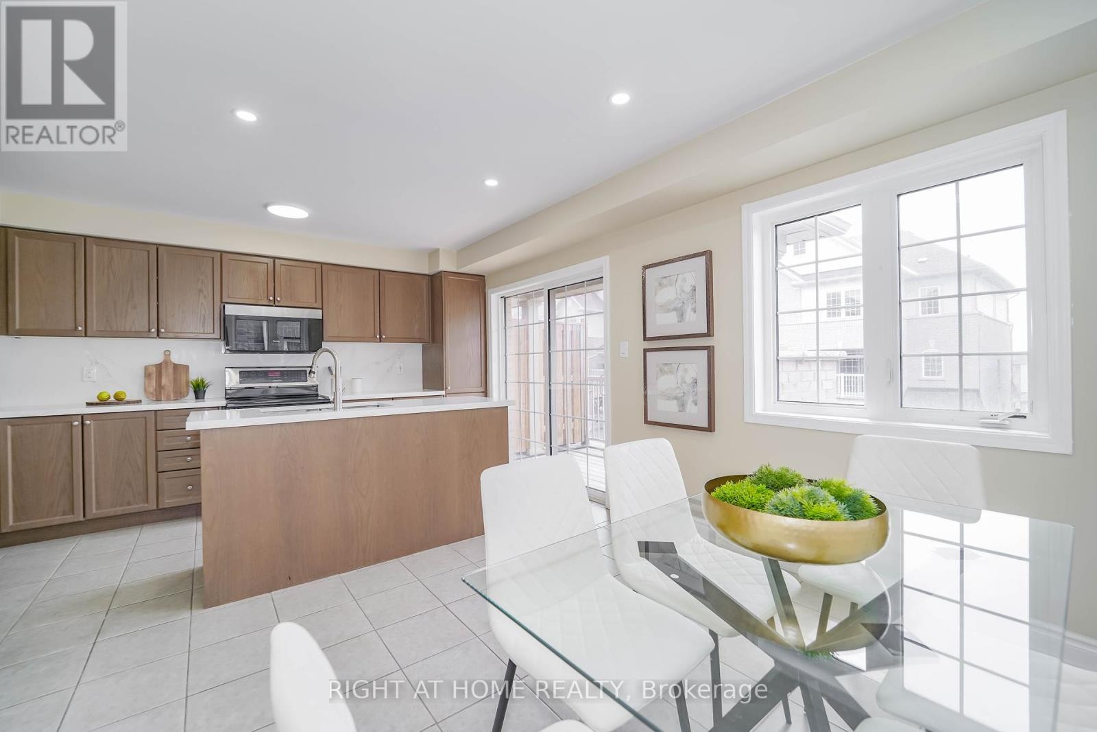 












97 AINLEY ROAD

,
Ajax (Central East),




Ontario
L1Z0S9

